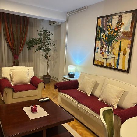 Lovely Square Apartment Purple Velvet Скоп'є Екстер'єр фото