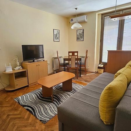 Lovely Square Apartment Purple Velvet Скоп'є Екстер'єр фото