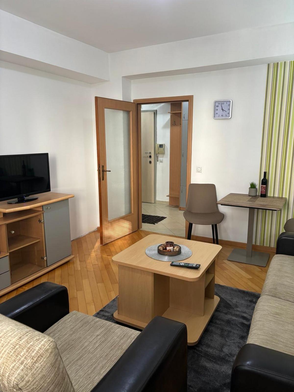 Lovely Square Apartment Purple Velvet Скоп'є Екстер'єр фото