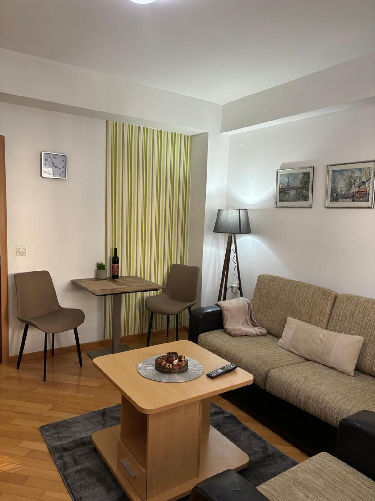 Lovely Square Apartment Purple Velvet Скоп'є Екстер'єр фото