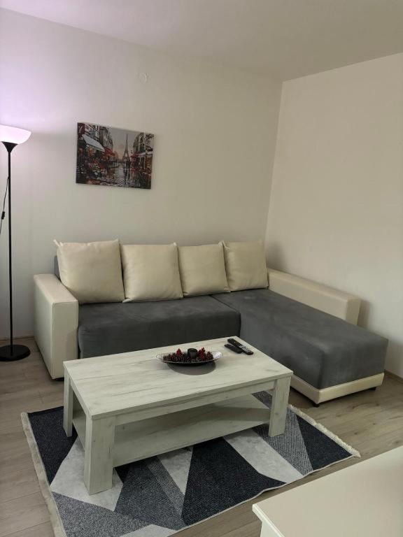 Lovely Square Apartment Purple Velvet Скоп'є Номер фото