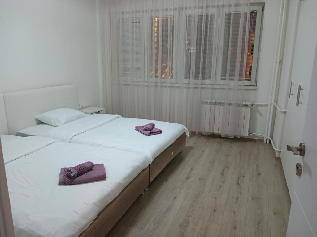Lovely Square Apartment Purple Velvet Скоп'є Номер фото