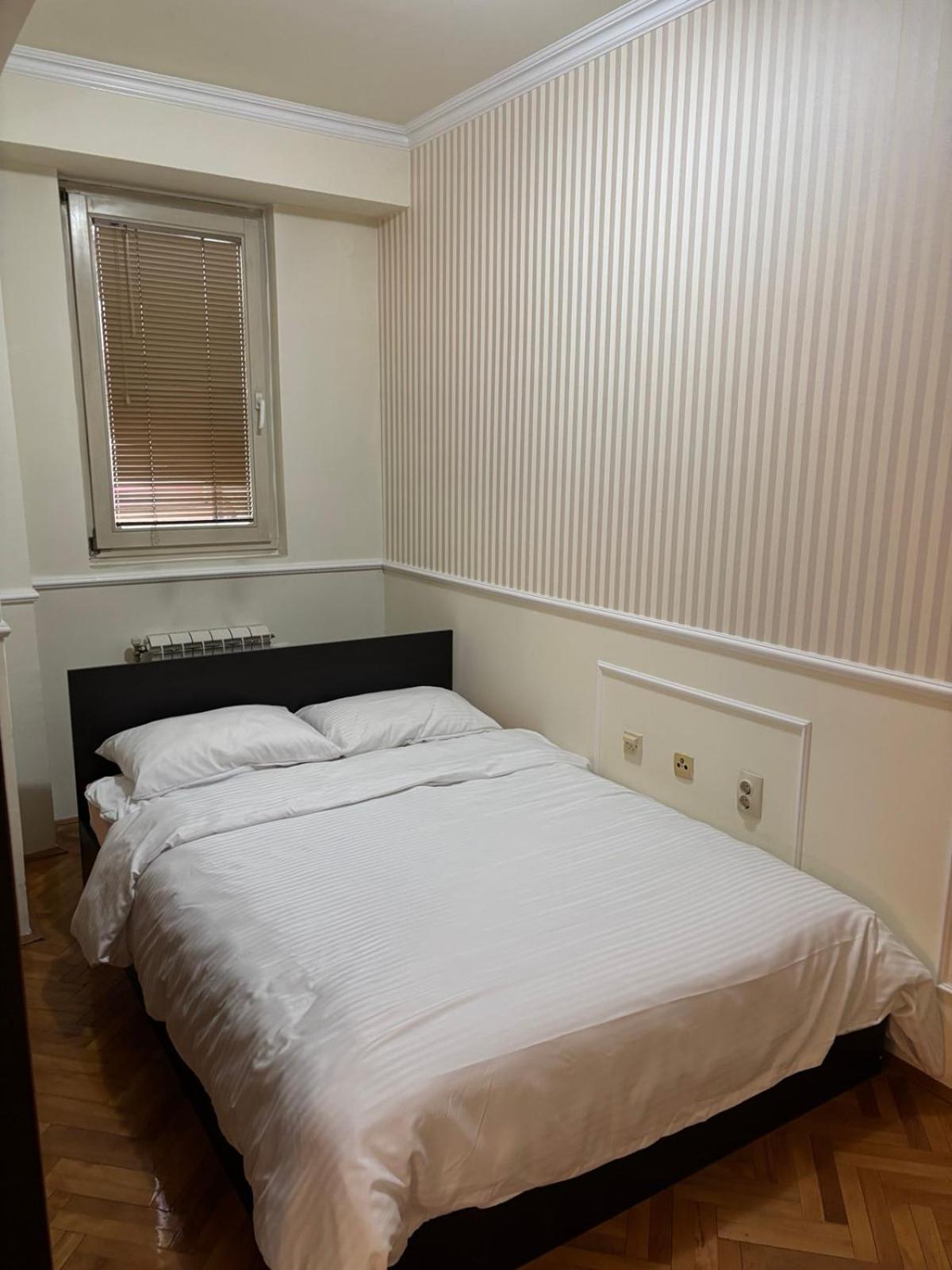 Lovely Square Apartment Purple Velvet Скоп'є Номер фото