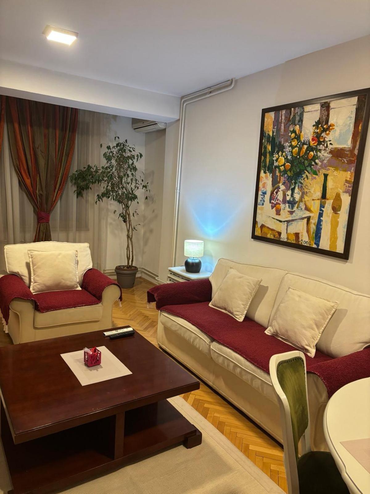 Lovely Square Apartment Purple Velvet Скоп'є Екстер'єр фото