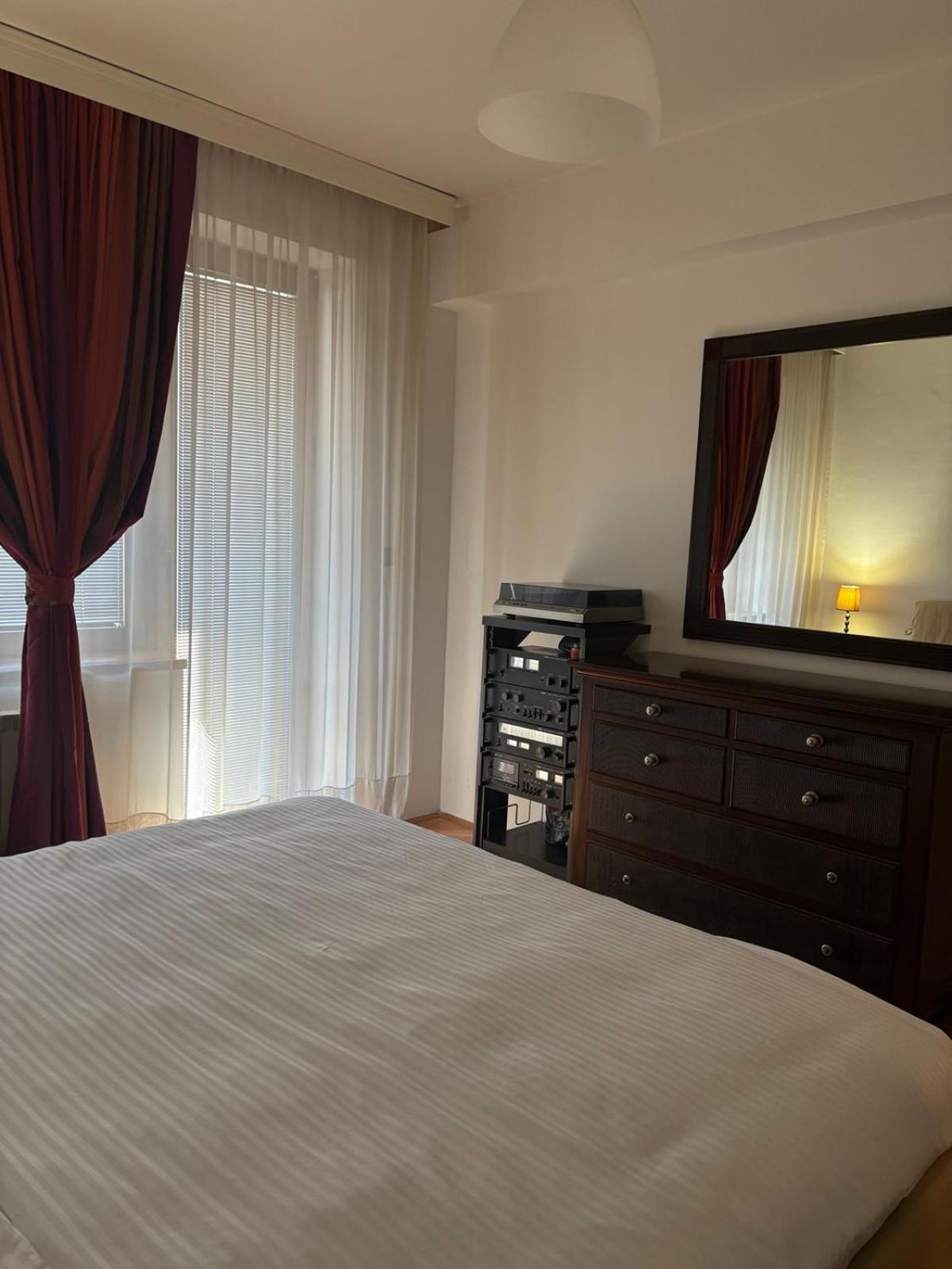 Lovely Square Apartment Purple Velvet Скоп'є Номер фото